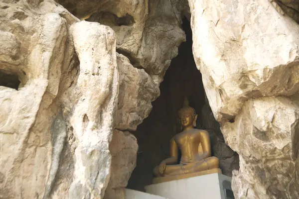 室内金佛像的坐姿庄严的铭刻在华特坦克波克神殿的洞穴中 位于泰国中部萨拉布里省 — 图库照片