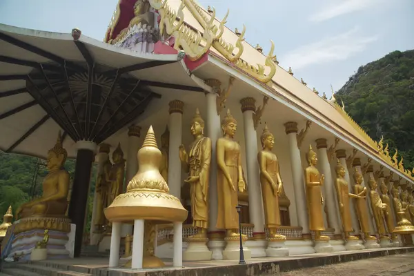 Las Imágenes Doradas Buda Están Consagradas Alrededor Iglesia Budista Wat —  Fotos de Stock
