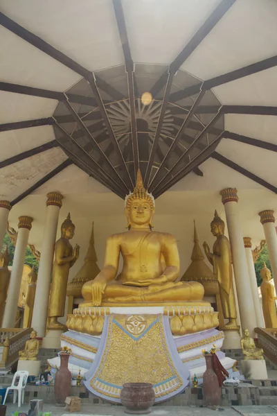 Золотое Сидящее Изображение Будды Установленное Перед Тайской Буддийской Церковью Ват — стоковое фото