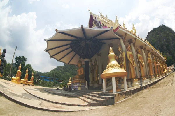 Zlatý Sedící Buddha Obraz Zakotven Před Thajským Buddhistickým Kostelem Wat — Stock fotografie