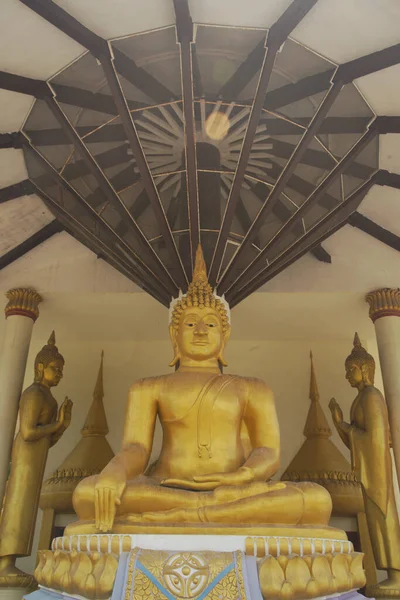 Imagen Dorada Buda Sentada Consagrada Frente Iglesia Budista Tailandesa Wat — Foto de Stock