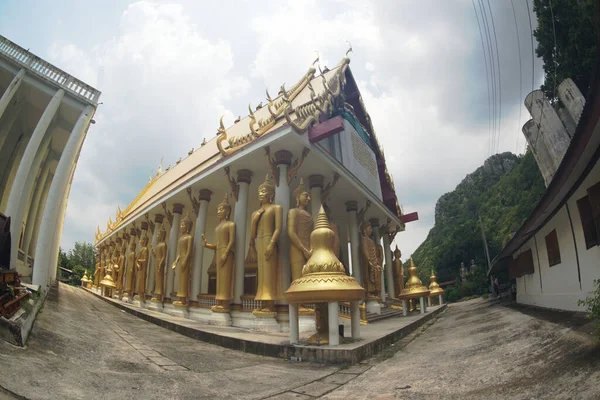 Gouden Staande Boeddha Beelden Zijn Vastgelegd Rond Boeddhistische Kerk Bij — Stockfoto