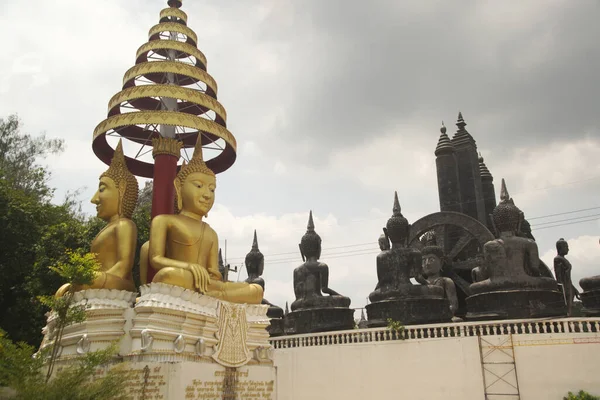 Четырёхсторонний Будда Золотой Сзади Чёрный Лавового Камня Высеченного Храме Ват — стоковое фото