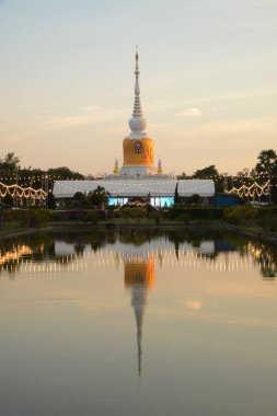 Pagoda 'nın alacakaranlık zamanı Phra Na Dun' un bölgenin refahı için inşa edilmiş kutsal bir yer olduğu zamandır. Budizm, sanat ve kültürün merkezidir. Tayland 'ın Maha Sarakham Eyaleti' nde yer alıyor..