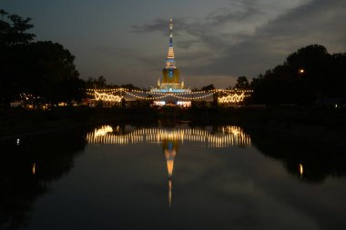 Pagoda 'nın gece vakti Phra Na Dun bölgenin refahı için inşa edilmiş kutsal bir yerdir. Budizm, sanat ve kültürün merkezidir. Tayland 'ın Maha Sarakham Eyaleti' nde yer alıyor..