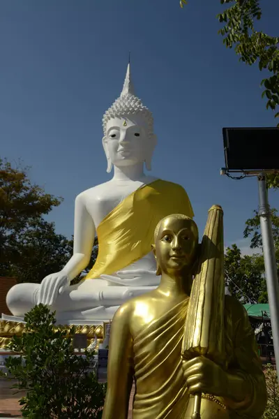 Pha Phrom Phumi Palo Uma Grande Imagem Buda Branca Livre — Fotografia de Stock