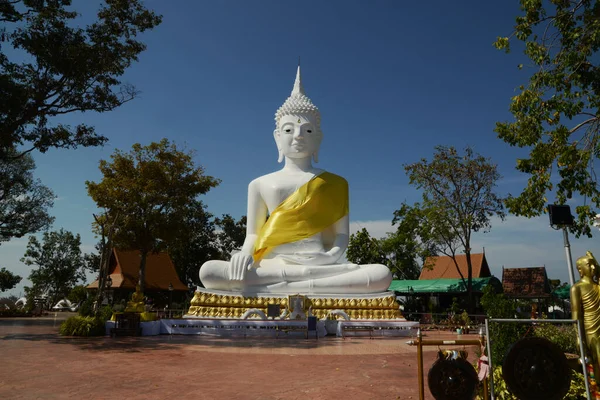 Pha Phrom Phumi Palo Una Gran Imagen Buda Blanco Aire — Foto de Stock