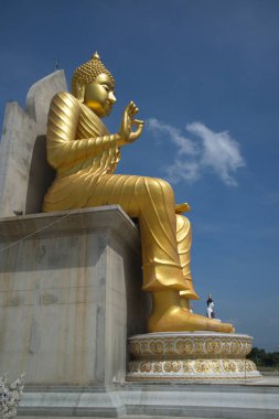 Wat Charoenratbamrung Kilisesi ya da Wat Nong Pong Nok Tapınağı 'nın önünde güzel bir şekilde duran açık havada büyük altın Buda. Tayland 'ın Nakhon Pathom Eyaleti' nde yer alıyor..