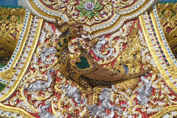 Мотивы Лепнины Изображающие Птиц Сказках Основанием Большого Золотого Изображения Будды — стоковое фото