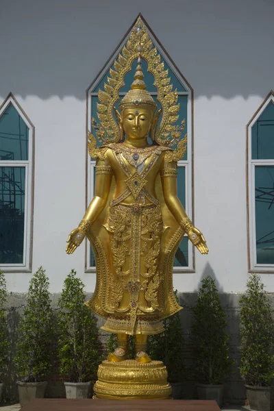 Zewnętrzny Budda Złoty Pozycji Stojącej Piękny Enshrined Przed Kościołem Wat — Zdjęcie stockowe