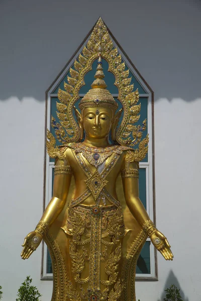 Bouddha Extérieur Doré Dans Position Debout Belle Enchâssée Face Église — Photo