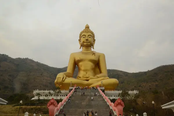 Phra Buddha Chok Phra Chiang Saen은 Mara를 복종시키는 태도에있는 이미지입니다 — 스톡 사진