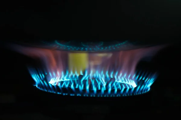 Naturgas Blå Ild Flamme Køkken Brænder Gas Komfur Mørk Baggrund - Stock-foto