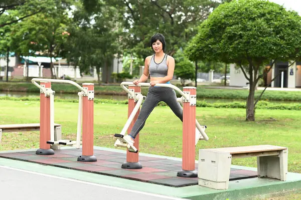 Pretty Asian Woman Doing Sports Exercise Type Exercise Machine Swinging — Stock Photo, Image