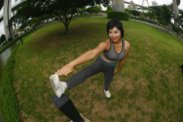 Mujer Bastante Asiática Haciendo Ejercicio Deportivo Levantando Brazos Piernas Arriba — Foto de Stock