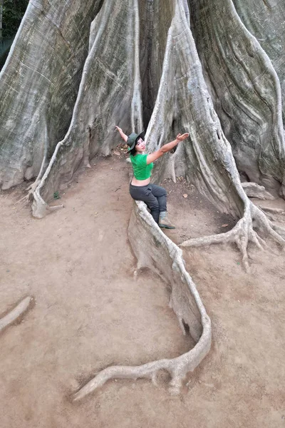 Hübsche Asiatin Fröhlich Und Glücklich Fuß Eines Großen Baumes Und — Stockfoto
