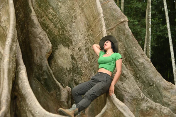 Piękna Azjatka Siedzi Odpoczywa Zmęczonym Chodzeniu Korzeni Dużego Drzewa Drzewo — Zdjęcie stockowe