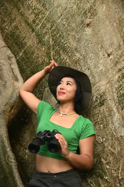 Mujer Asiática Bonita Sosteniendo Prismáticos Las Raíces Árbol Grande Están — Foto de Stock