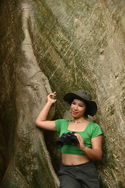 Mujer Asiática Bonita Sosteniendo Prismáticos Las Raíces Árbol Grande Están — Foto de Stock