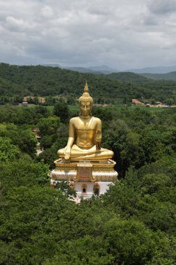 Luang Pho To, Wat Pha Thang, Prathanphon duruşu içinde yer alan bir Buda görüntüsü. Belirgin bir şekilde kurulur ve uzaktan gözlemlenebilir. Luang Pho To 'nun çok kutsal olduğuna inanılıyor..