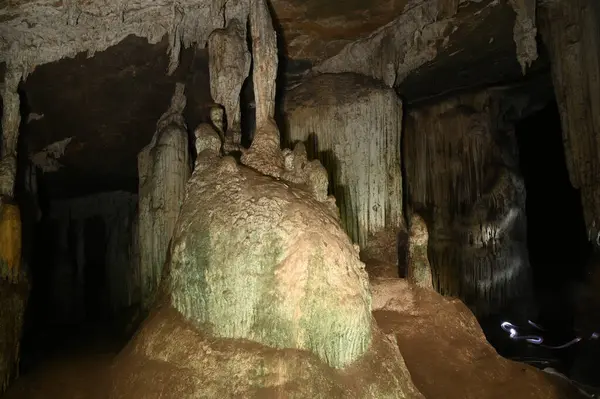 Estalagmitas Estalactitas Dentro Hermosa Cueva Phu Wai Situado Provincia Uthai — Foto de Stock