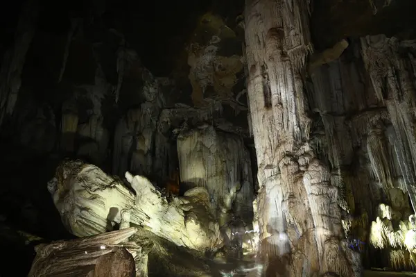Estalagmitas Estalactitas Dentro Hermosa Cueva Phu Wai Situado Provincia Uthai — Foto de Stock