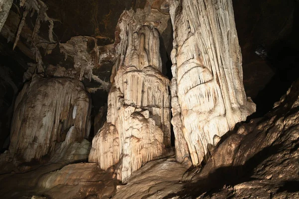 Estalagmites Estalactites Dentro Bela Caverna Phu Wai Localizado Província Uthai — Fotografia de Stock