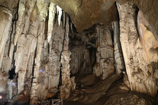 Estalagmitas Estalactitas Dentro Hermosa Cueva Phu Wai Situado Provincia Uthai —  Fotos de Stock