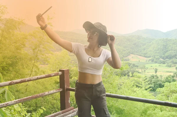 Güzel Asyalı Turist Kadın Cep Telefonuyla Selfie Çekiyor — Stok fotoğraf
