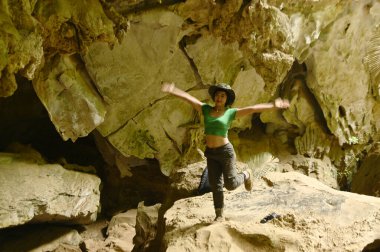 Tham Hup Pa Tat 'ta mutluluk ve neşe içinde zıplayan güzel bir Asyalı kadın Taylandlı turistler için popüler bir turistik ilgi odağı. Tayland 'ın Uthai Thani eyaletinde yer almaktadır..