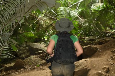 Güzel Asyalı kadın, Hup Pa Tad Mağarası 'nın girişinde yürüyor ve Tayland' ın Uthai Thani eyaletinde yer alan Taylandlı turistler için popüler bir turistik merkezdir..