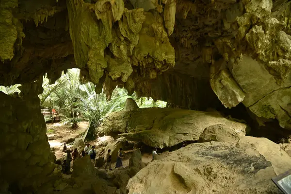 Uthai Thani Thailand 2023年8月14日 不明身份的游客在Hup Tad洞穴的内部行走 是吸引泰国游客的热门旅游景点 — 图库照片