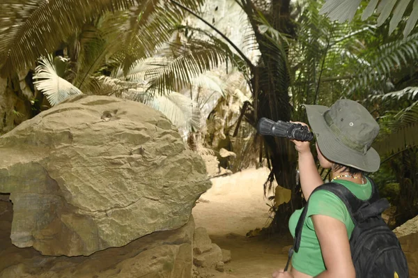 かなりアジアの女性は Hup Tat洞窟の入り口で双眼鏡を通して見て タイの観光客のための人気の観光名所 — ストック写真