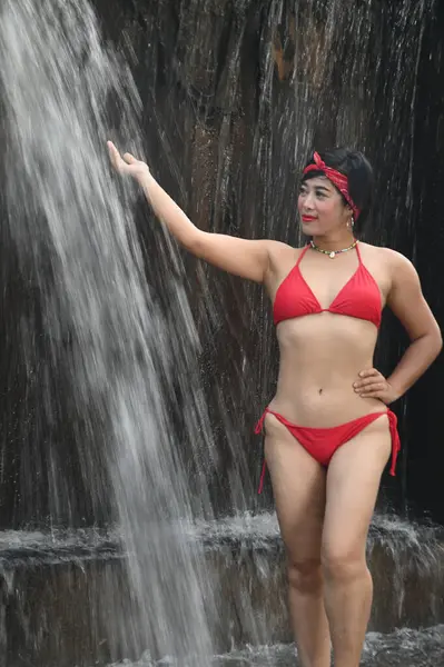 Una Hermosa Mujer Asiática Traje Baño Pie Relaja Muestra Sus — Foto de Stock