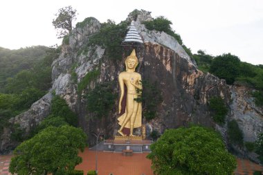 Phra Buddha Wichitman. Dışarıdan geçen yoldan görülebilen büyük bir Buda görüntüsü. Tham Ruesi Khao Ngu Tapınağı 'nda. Tayland 'ın Ratchaburi eyaletinde yer almaktadır..