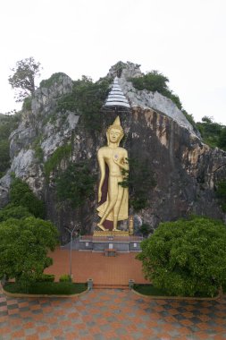 Phra Buddha Wichitman. Dışarıdan geçen yoldan görülebilen büyük bir Buda görüntüsü. Tham Ruesi Khao Ngu Tapınağı 'nda. Tayland 'ın Ratchaburi eyaletinde yer almaktadır..