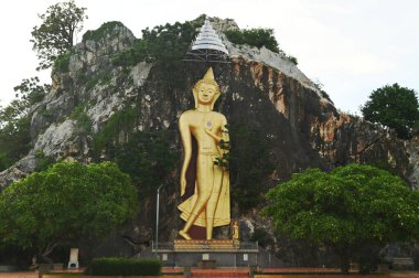 Phra Buddha Wichitman. Dışarıdan geçen yoldan görülebilen büyük bir Buda görüntüsü. Tham Ruesi Khao Ngu Tapınağı 'nda. Tayland 'ın Ratchaburi eyaletinde yer almaktadır..