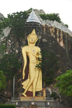 Phra Buddha Wichitman. Dışarıdan geçen yoldan görülebilen büyük bir Buda görüntüsü. Tham Ruesi Khao Ngu Tapınağı 'nda. Tayland 'ın Ratchaburi eyaletinde yer almaktadır..