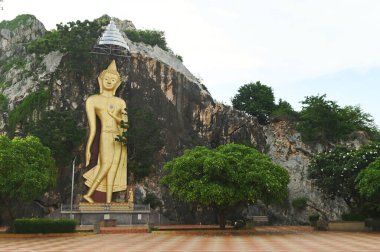 Phra Buddha Wichitman. Dışarıdan geçen yoldan görülebilen büyük bir Buda görüntüsü. Tham Ruesi Khao Ngu Tapınağı 'nda. Tayland 'ın Ratchaburi eyaletinde yer almaktadır..