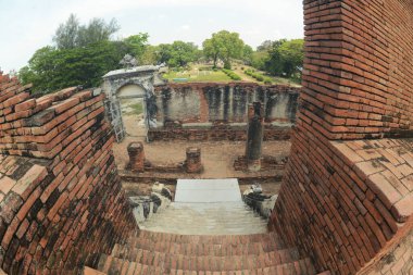 Prasat Nakhon Luang Arkeolojik Sitesi 400 yıldan daha eski bir kale. En üstte, insanların ibadet etmesi için Buda 'nın 4 ayak izi var. Tayland 'ın Ayutthaya ilinde Nakhon Luang Bölgesi' nde..
