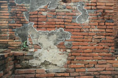 Soyulmuş beyaz boyalı eski tuğla duvar dokusu arka planı. Harici Miras Binası Grunge Kırmızı Taş Duvarı Yüzü Yaralı Alçıyla çevrili. Soyut Çatlak Duvar Yüzeyi.