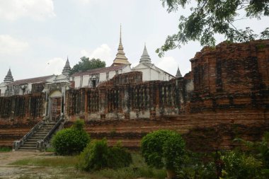 Prasat Nakhon Luang Arkeolojik Sitesi 400 yıldan daha eski bir kale. En üstte, insanların ibadet etmesi için Buda 'nın 4 ayak izi var. Tayland 'ın Ayutthaya ilinde Nakhon Luang Bölgesi' nde..