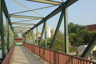 Tayland 'ın ortasındaki Pa Sak nehrinden geçen antik demir köprü..