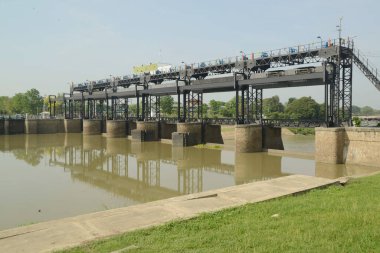 Rama VI Dam Tayland 'ın ilk sulama barajı olarak kabul edilir. Doğal nehir boyunca inşa edildi, Pa Sak Nehri. Tarım tüketimi de dahil olmak üzere çeşitli faaliyetlerde kullanılmak üzere tahsis edilmek üzere.