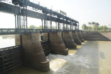 Rama VI Dam Tayland 'ın ilk sulama barajı olarak kabul edilir. Doğal nehir boyunca inşa edildi, Pa Sak Nehri. Tarım tüketimi de dahil olmak üzere çeşitli faaliyetlerde kullanılmak üzere tahsis edilmek üzere.