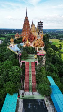Wat Tham Suea bir tapınaktır ve turistlerin ilgi odağı Buda 'dır. Bir tepenin üzerinde yer alan pirinç tarlalarının güzel bir manzarası vardır. Tayland 'ın Kanchanaburi eyaletinde yer almaktadır..