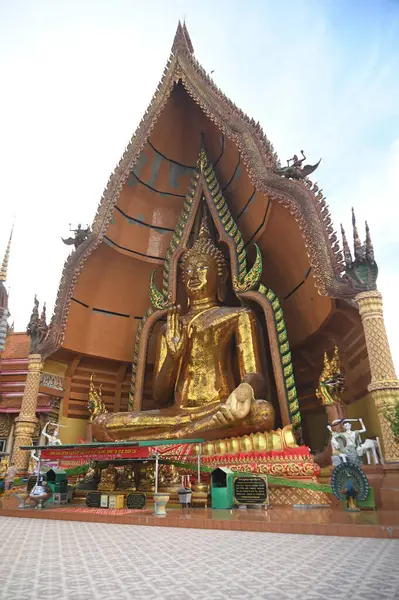 Luang Phor Chin Prathanphon Wat Tham Suea 'da bir dağın tepesinde yer alan bir tapınak ve turistik merkezdir. Pirinç tarlalarıyla çevrili güzel bir manzara var. Tayland 'ın Kanchanaburi eyaletinde yer almaktadır..