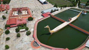 Dünyanın en iyisi olan Suphannahong teknesinin büyük bir maketi Wat Sa Long Ruea göletinde inşa edildi. Geminin içi şaşırtıcı derecede güzel görünüyor, ki bunu içeride görebilirsiniz..