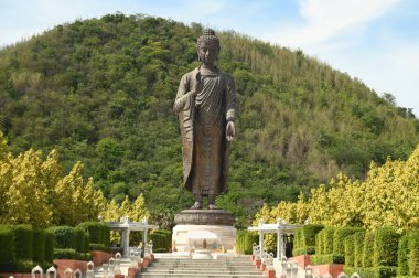 Wat Thipsukontharam Buda Maha Metta Uygulaması Trilokanath Khantharat Anusorn 'a ev sahipliği yapar. Buda heykeli yağmur istiyor. Bronzdan yapılmış, 32 metre yüksekliğinde, 8 metre yüksekliğinde. Tayland 'ın Kanchanaburi eyaletinde yer almaktadır..