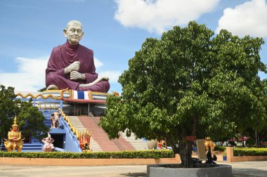 Somdej Toh ya da Somdej Putchariya Phromrangsi, Tayland 'ın Wat Sra Long Ruea şehrindeki en ünlü ve sevilen Budist keşişidir. Tayland 'ın Kanchanaburi eyaletinde yer almaktadır..